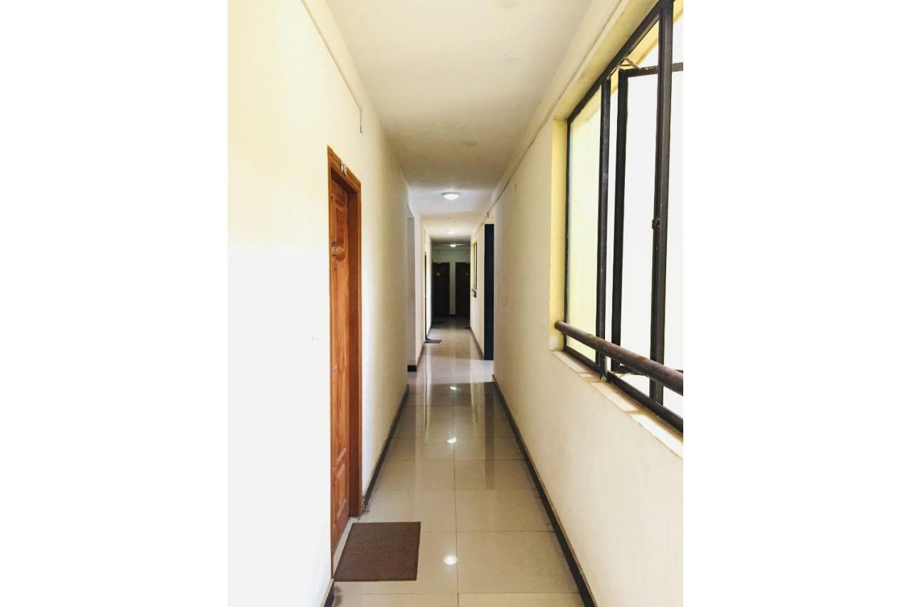 Krishna Gardens Hotel Guruvāyūr Buitenkant foto