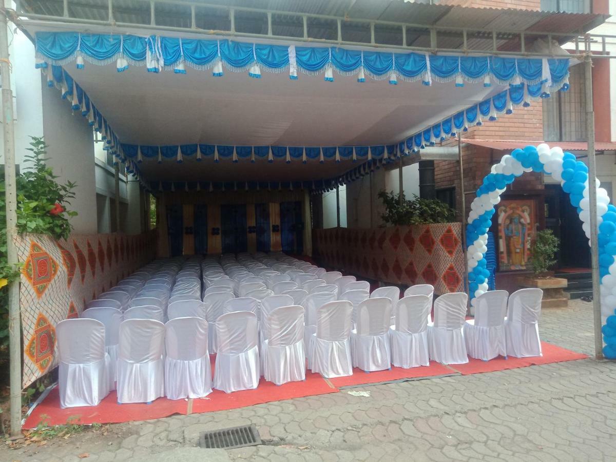Krishna Gardens Hotel Guruvāyūr Buitenkant foto