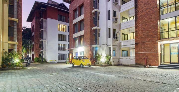 Krishna Gardens Hotel Guruvāyūr Buitenkant foto