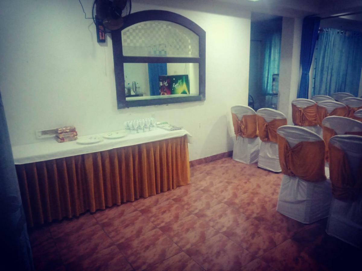 Krishna Gardens Hotel Guruvāyūr Buitenkant foto