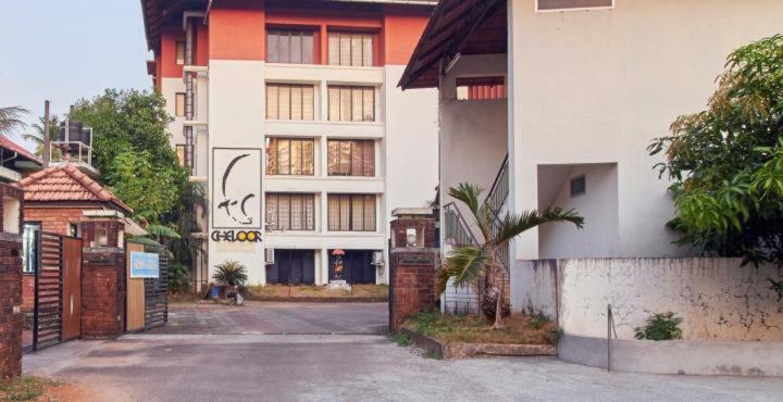 Krishna Gardens Hotel Guruvāyūr Buitenkant foto